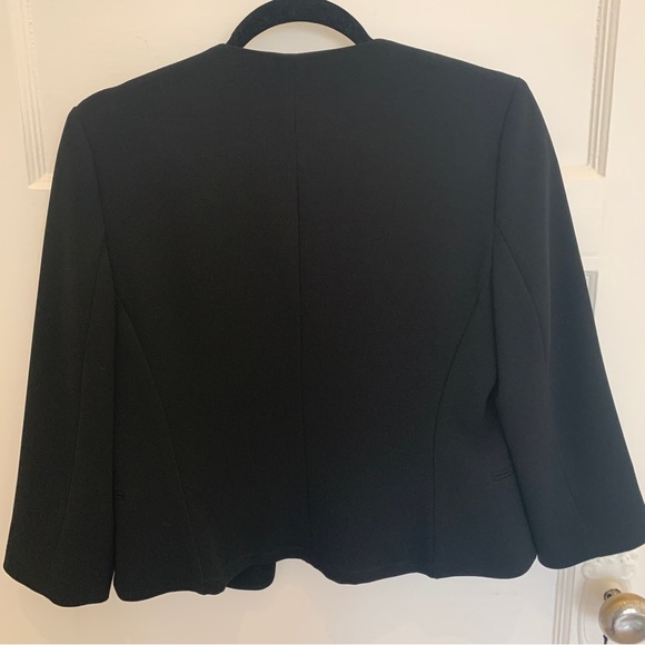 Judith & Charles sleek cropped black blazer, size 6 - Picture 3 of 5